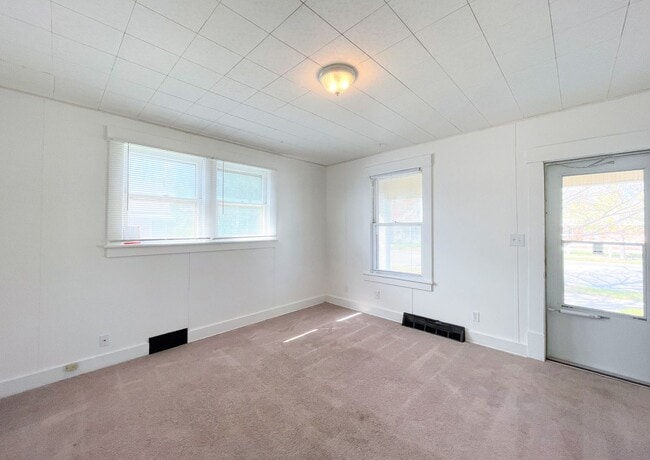 Building Photo - 2 bedroom with detached garage