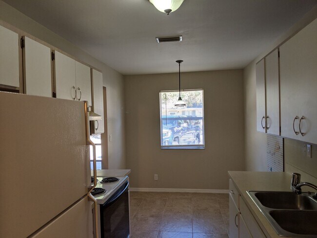 Foto del edificio - 2/2 Flat with Assigned Parking, Screen Porch, Inside Laundry