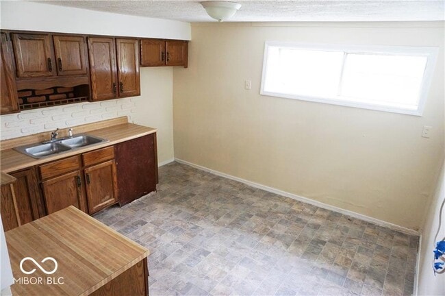 Building Photo - 3535 N Brentwood Ave