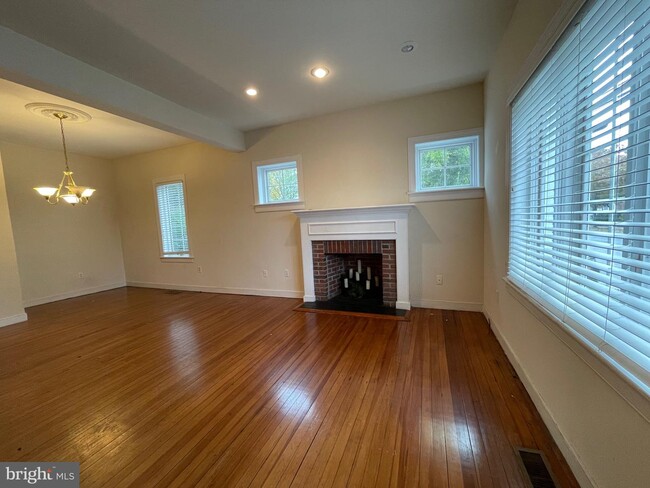 Building Photo - 2101 Fall Hill Ave