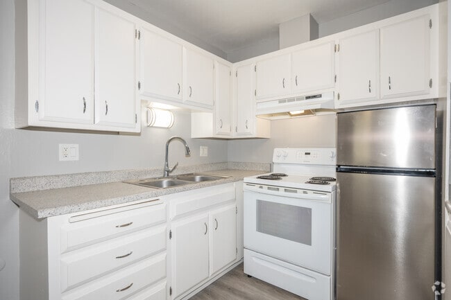 2 habitaciones, 1 baño - 750 pies cuadrados - Cocina - Pacific Garden Apartments