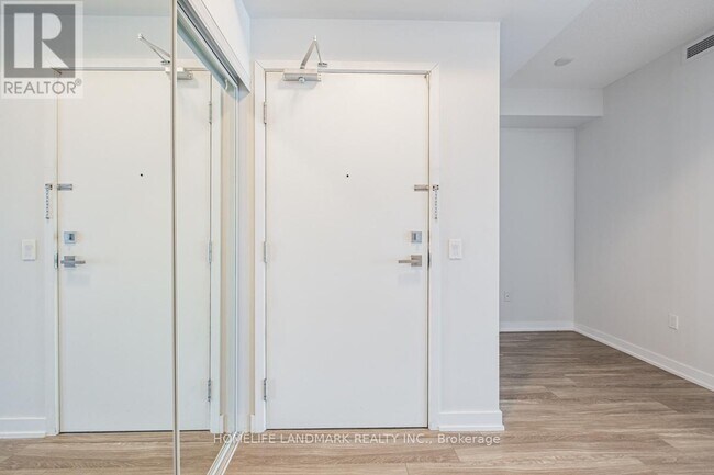 Photo du bâtiment - 4085-4085 Parkside Village Dr