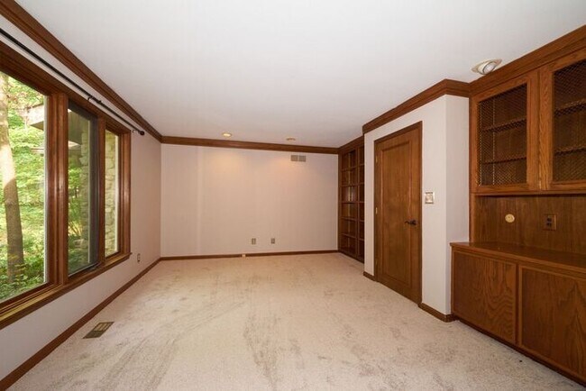 Building Photo - Magical 3 Bedroom in Tranquil Normandy Farms