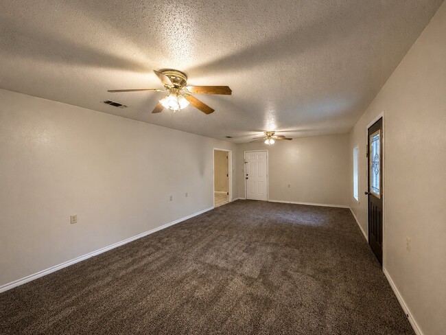 Building Photo - 712 Edgewood Cir