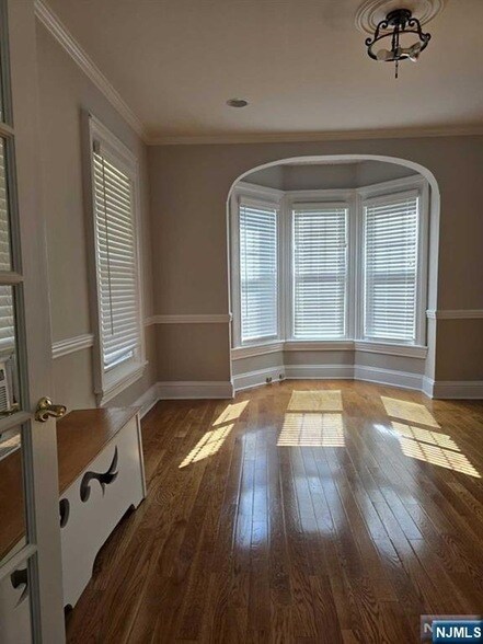 Building Photo - 542 Doremus Ave