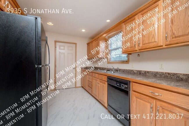 Building Photo - SW Springfield 2BED/2BATH/2Car Garage Duplex