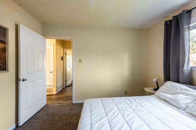 Building Photo - ROOM ONLY in 4-bed/3.0-bath Home