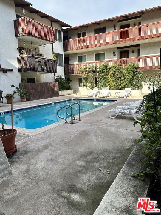 Culver Crest Apartments for Rent with a Living Room Culver City, CA