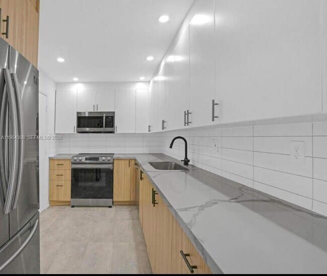 Foto del edificio - 8315 SW 72nd Ave