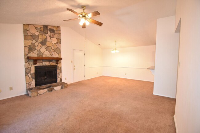 Foto del edificio - Coming Soon: 2 Bedroom and 2 Bath Condo (N...