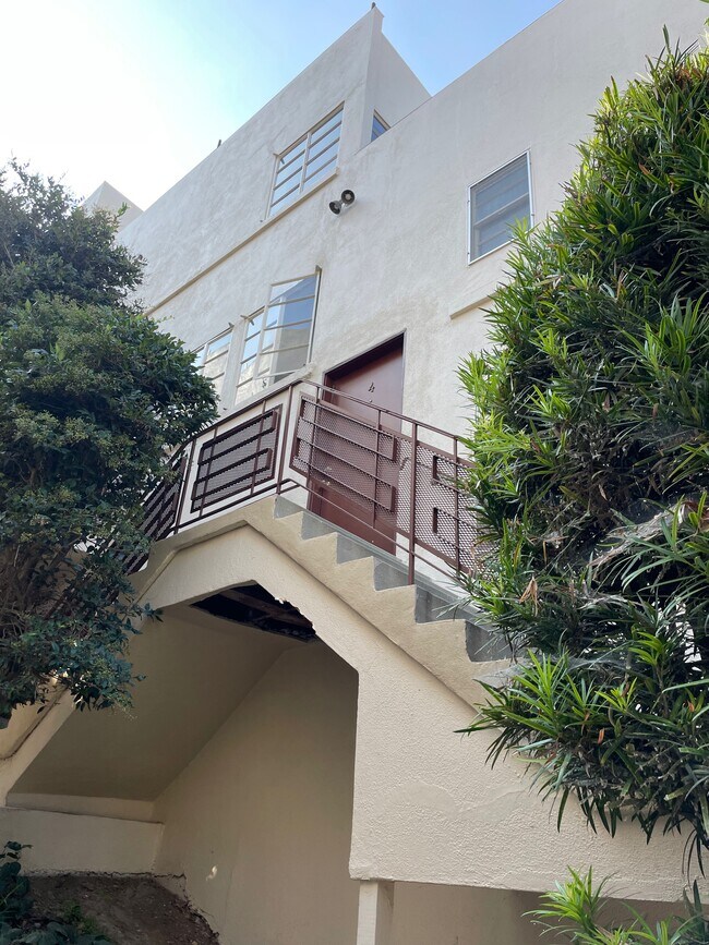 Mirando hacia la puerta principal - Westwood Apartments, Inc