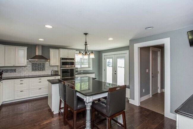 Building Photo - $4,200 | 5 Bedroom, 3 Bathroom House | Pet...