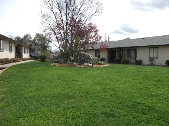 Building Photo - Hillcrest House Apartments
