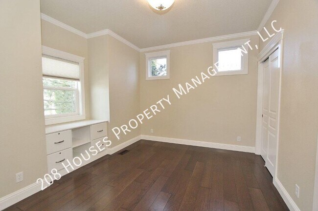 Building Photo - Stylish North End Home