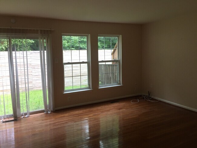 Foto del edificio - 8701 Rochelle Dr