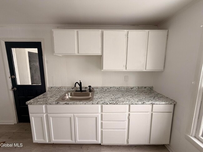 Building Photo - 15 James St