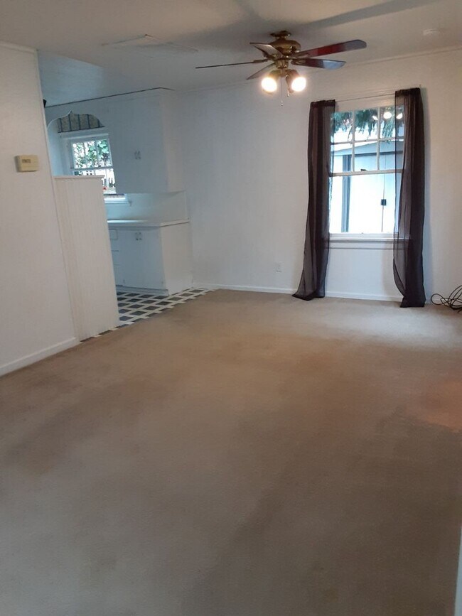 Building Photo - Available Now: 2 Bedroom and 1 bath house ...