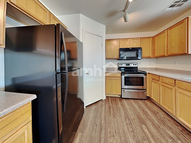 Building Photo - 6727 W Desert Ln