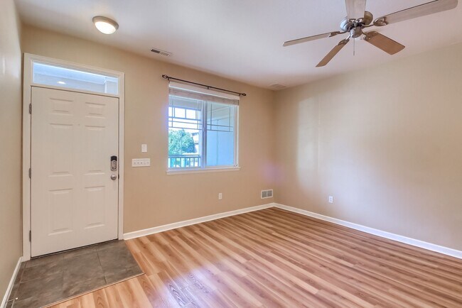 Foto del edificio - 2 Bedroom condo in Thornton