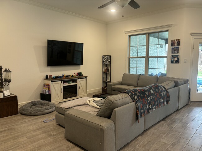 Foto del edificio - 245 Hidden Waters Dr