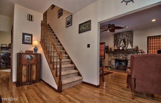 Building Photo - 3 br, 2.5 bath House - 2213 Lakeside Dr