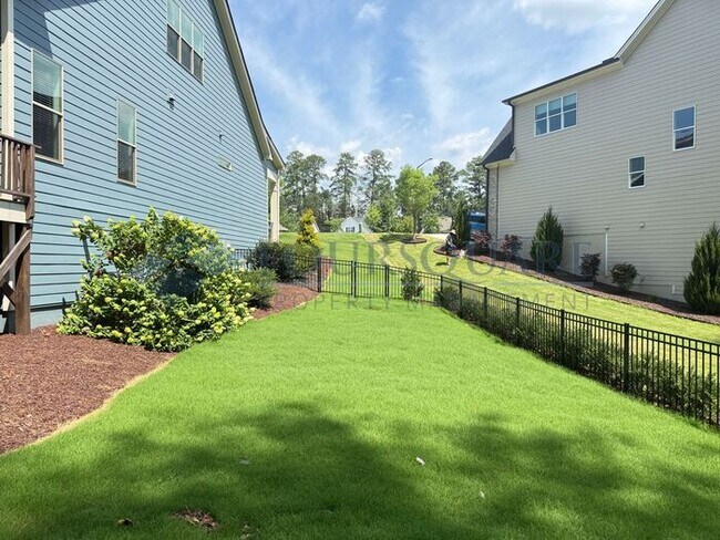 Foto del edificio - Beautiful  3-Bedroom Home with Loft, Screened Deck & Fenced Backyard – Convenient to Duke Univers...