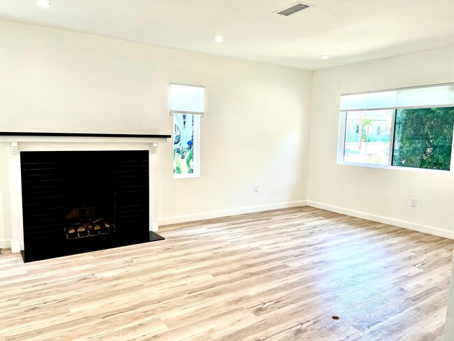 Sala de estar con chimenea - 4205 Lincoln Ave