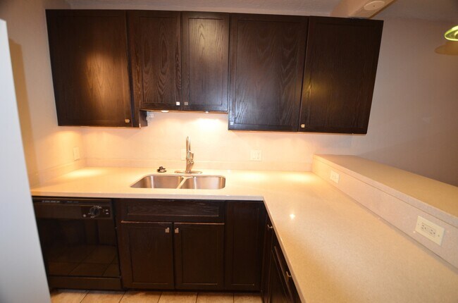 Foto del edificio - Updated Apartment!  Parking for 2 Cars! HEAT Included!