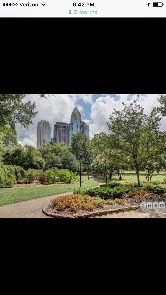 Foto del edificio - 417 W 8th St