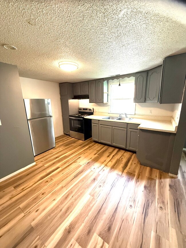 Building Photo - 10 Suncrest Ter