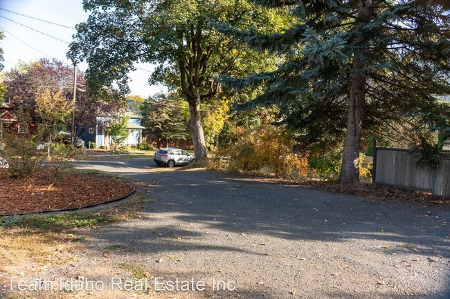 Foto del edificio - 4 br, 2.5 bath House - 531 E 3rd Street