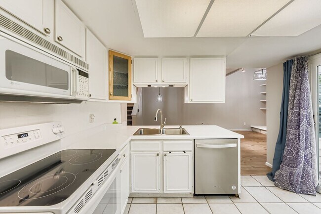 Foto del edificio - Stylish Townhome with Loft, Fireplace & Ga...