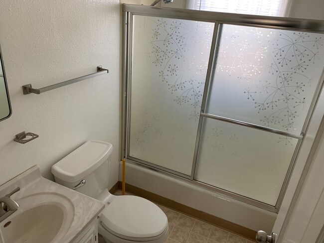 Building Photo - 1 Bed 1 Bath Apartment in a Triplex Close ...
