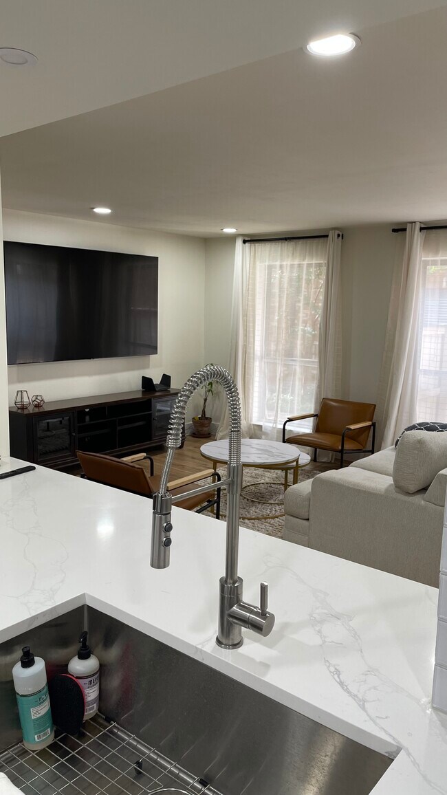 Foto del edificio - 6026 Birchbrook Dr