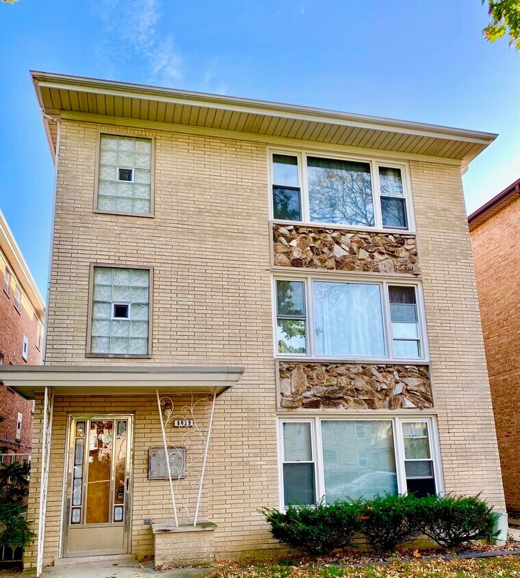 Foto principal - 8629 W Summerdale Ave