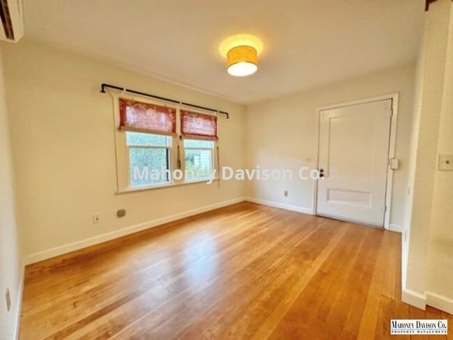 Building Photo - Charming refurbished 1 bdrm/1 bath cottage...