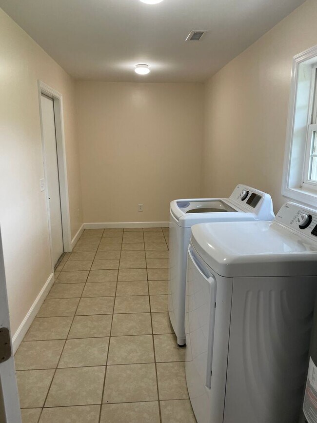 Foto del edificio - Waterfront Home!