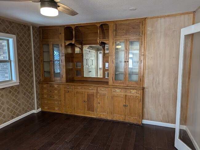 Building Photo - First Floor 3 Bed 2 Bath Apartment