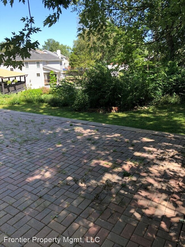 Building Photo - 4 br, 2.5 bath House - 896 Twin Pine Dr