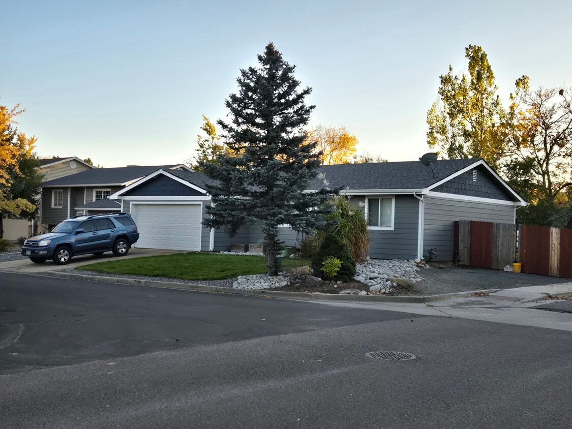 Corner Lot w_RV Parking - 8731 Field Way