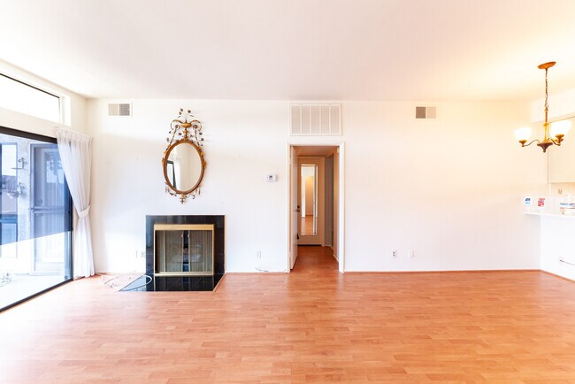 Foto del edificio - 729 S Hobart Blvd