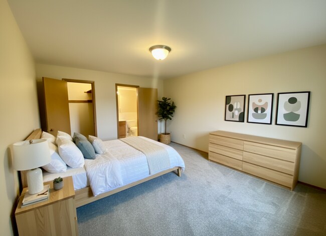 Foto del edificio - 2 Bedroom/1.5 Bathroom Apartment - First Floor