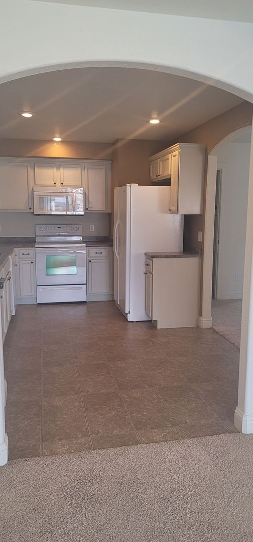 Building Photo - Beautiful 4 bedroom townhome in Saddleridg...