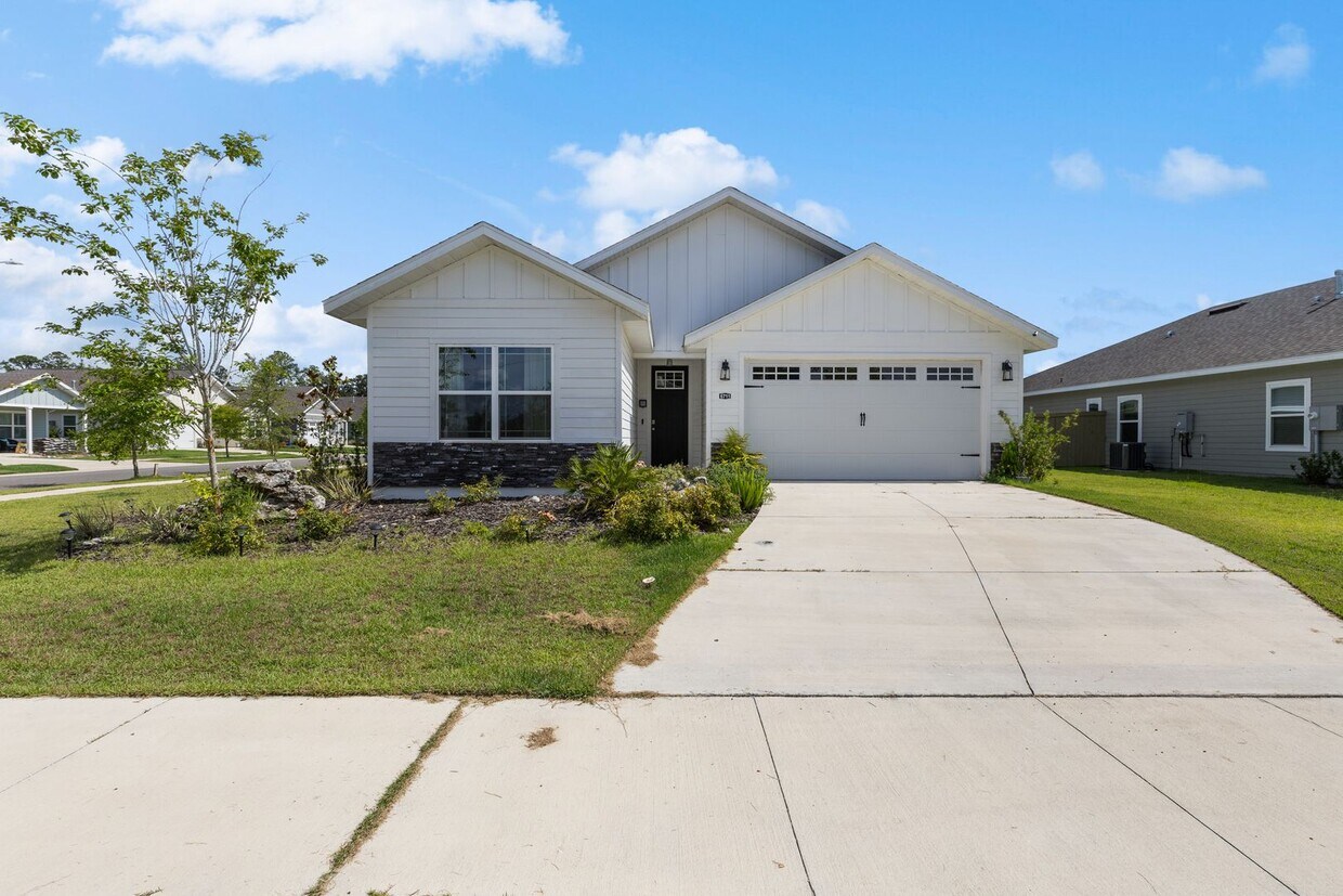 Primary Photo - Stunning Home in Grand Oaks Neighborhood