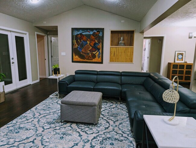 Foto del edificio - 1366 Lake Colony Dr