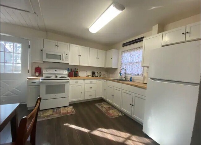 Building Photo - Charming 2 Bedroom Located in Maumee Schoo...