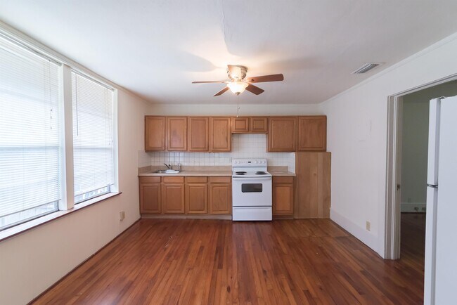 Building Photo - 2020 Hollywood Dr