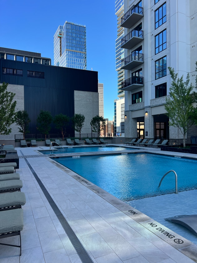 Building Photo - 930 Commerce St