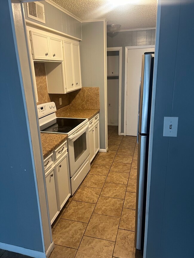 Building Photo - 715 W Tyler St