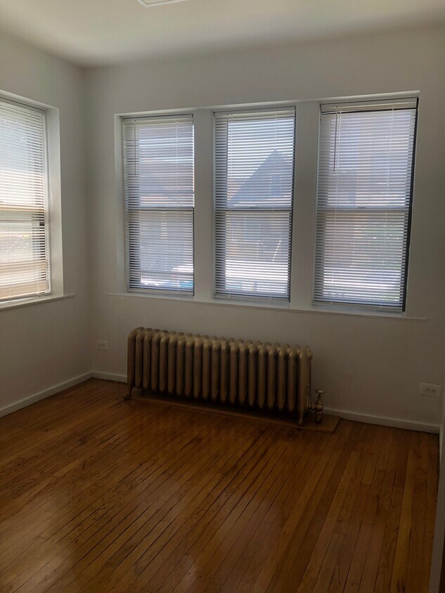 Sun Room - 4451 N Drake Ave